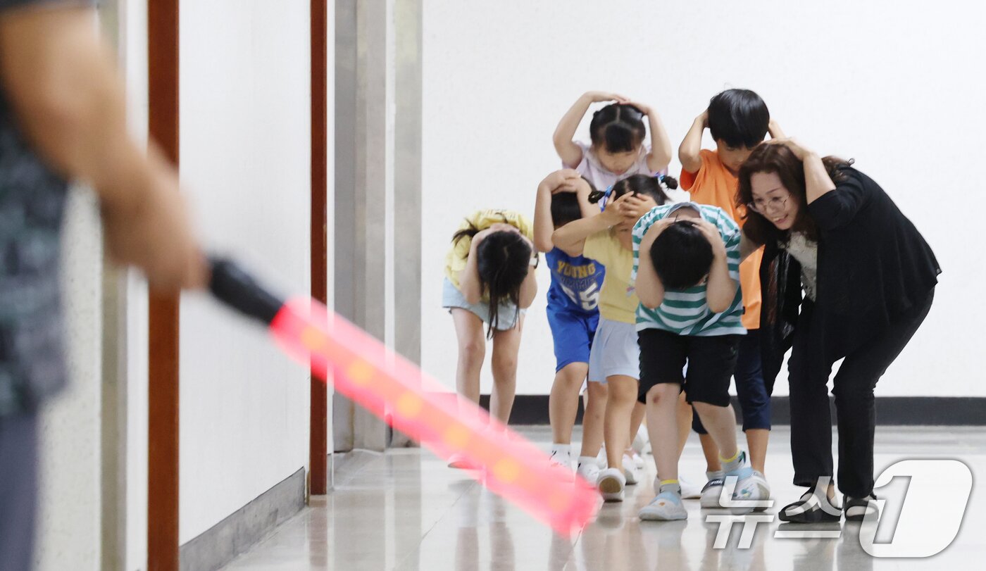 본문 이미지 - 전국 단위 민방위 대피훈련이 실시된 20일 오후 경기 수원시 영통구 효동초등학교에서 학생들이 적 공습 상황에 대비한 민방위 대피훈련을 하고 있다. 2025.8.20/뉴스1 ⓒ News1 김영운 기자