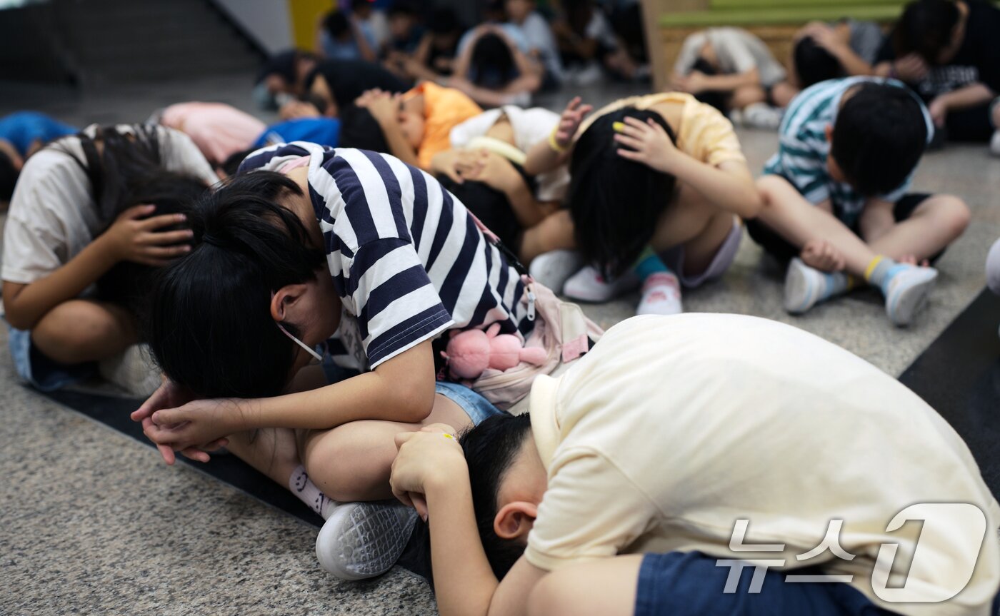 본문 이미지 - 전국 단위 민방위 대피훈련이 실시된 20일 오후 경기 수원시 영통구 효동초등학교에서 학생들이 적 공습 상황에 대비한 민방위 대피훈련을 하고 있다. 2025.8.20/뉴스1 ⓒ News1 김영운 기자