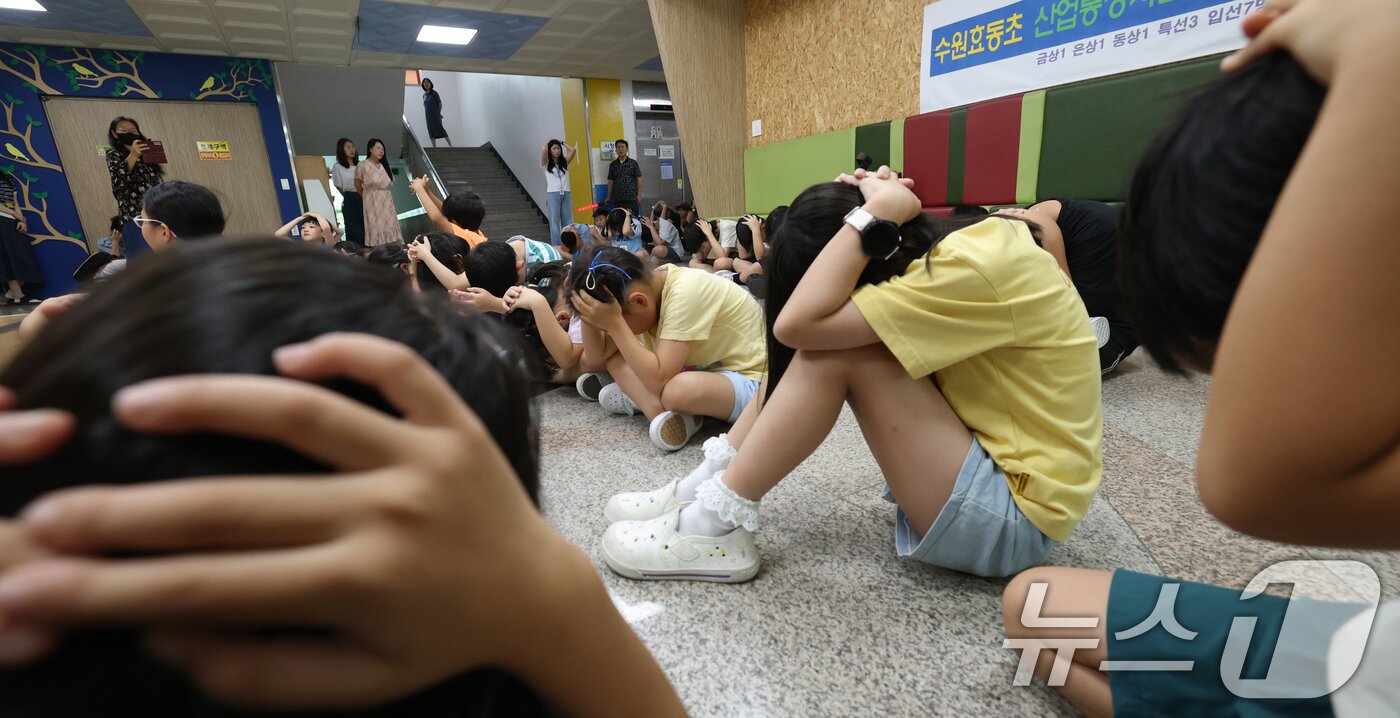 본문 이미지 - 전국 단위 민방위 대피훈련이 실시된 20일 오후 경기 수원시 영통구 효동초등학교에서 학생들이 적 공습 상황에 대비한 민방위 대피훈련을 하고 있다. 2025.8.20/뉴스1 ⓒ News1 김영운 기자