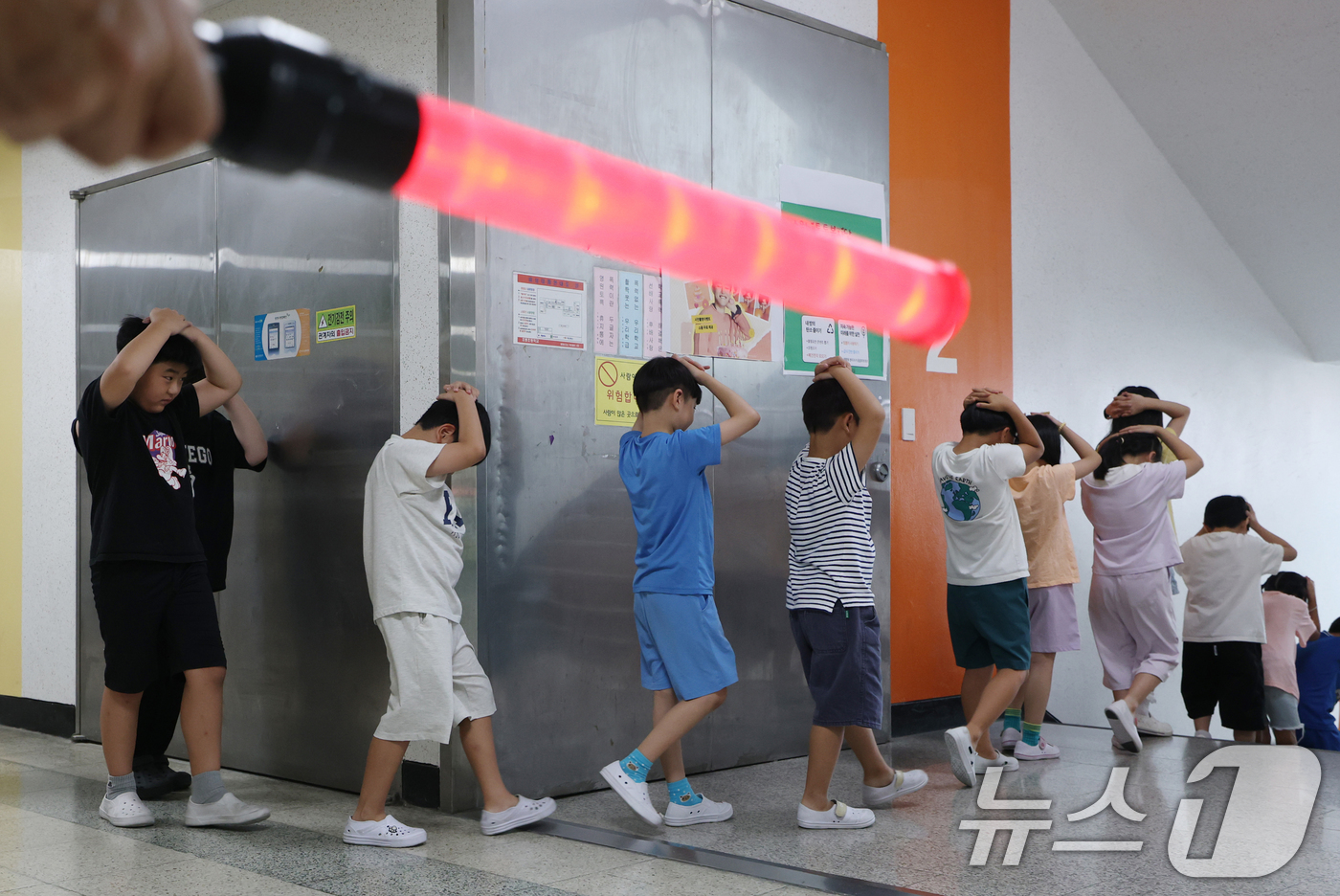 (수원=뉴스1) 김영운 기자 = 전국 단위 민방위 대피훈련이 실시된 20일 오후 경기 수원시 영통구 효동초등학교에서 학생들이 적 공습 상황에 대비한 민방위 대피훈련을 하고 있다. …