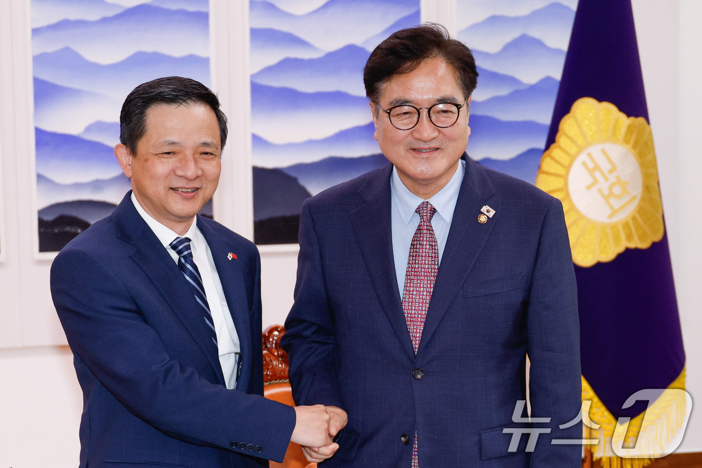 (서울=뉴스1) 안은나 기자 = 우원식 국회의장이 20일 오후 서울 여의도 국회의장 집무실에서 다이빙 주한중국대사를 접견하고 있다. 2025.8.20/뉴스1