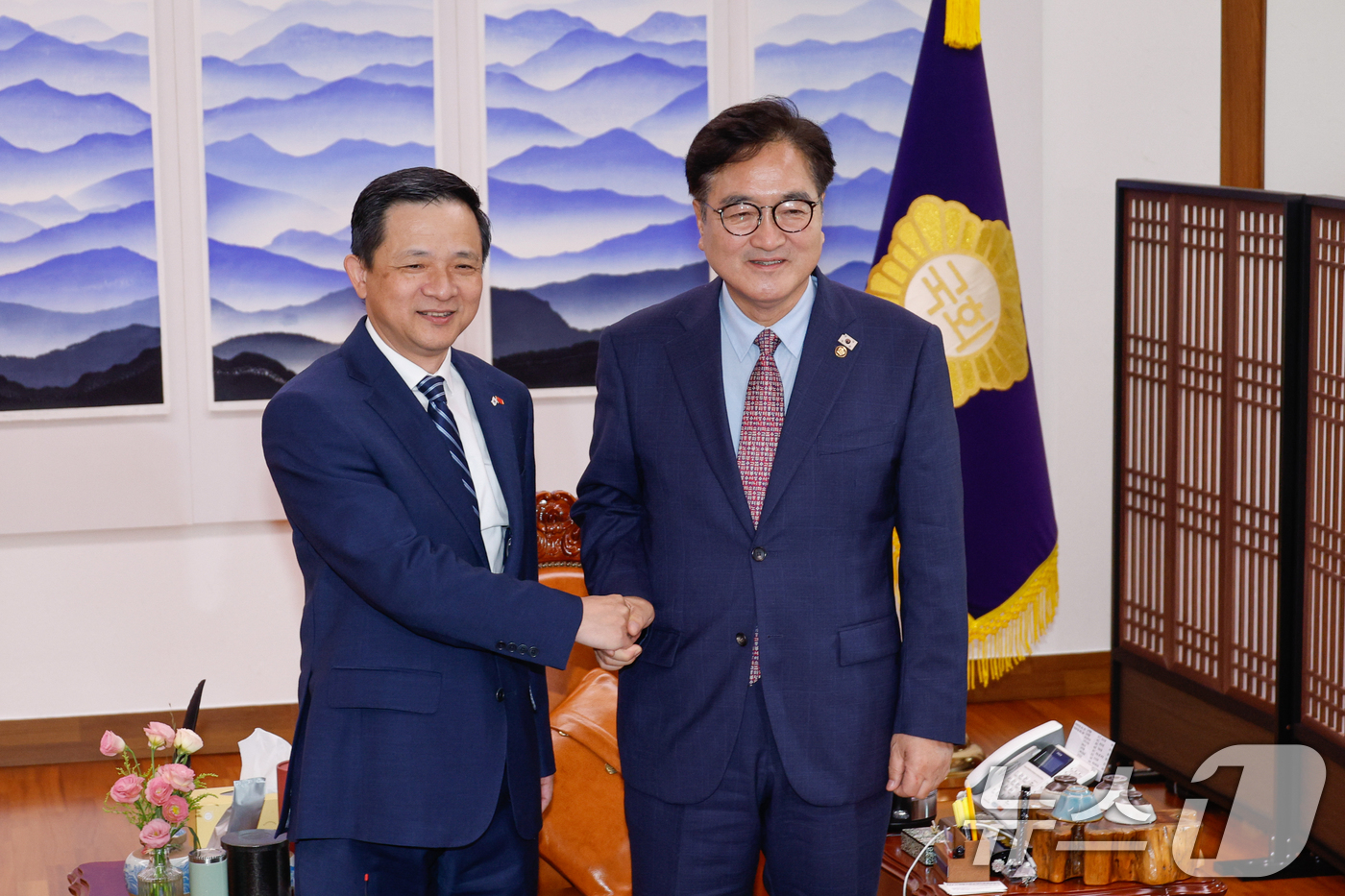 (서울=뉴스1) 안은나 기자 = 우원식 국회의장이 20일 오후 서울 여의도 국회의장 집무실에서 다이빙 주한중국대사를 접견하고 있다. 2025.8.20/뉴스1