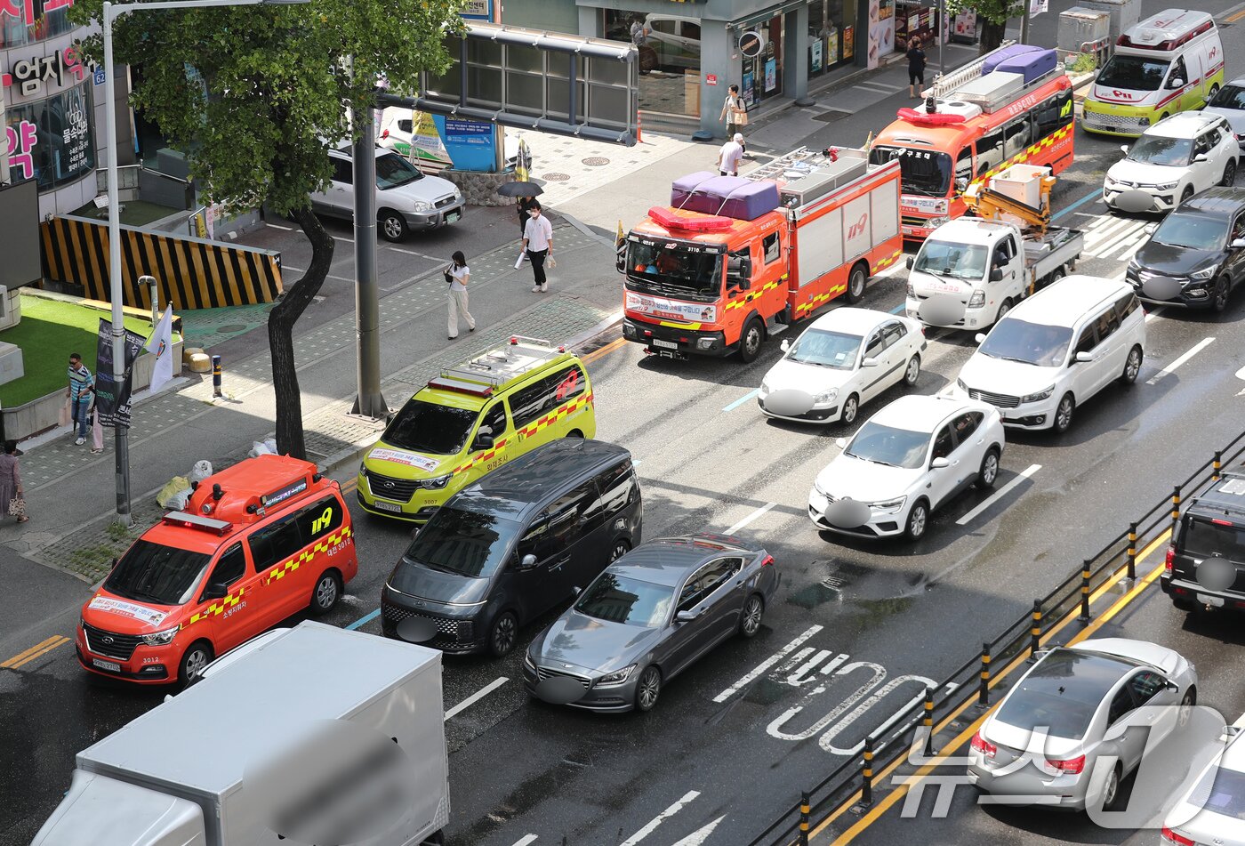 본문 이미지 - 전국 민방위 훈련이 실시된 20일 오후 대전 서구에서 긴급차량 길 터주기 훈련이 실시 됐지만 차량 정체로 소방차 등 긴급차량이 멈춰 있다.  2025.8.20/뉴스1 ⓒ News1 김기태 기자