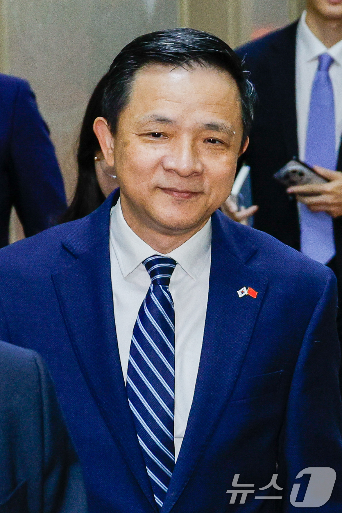 (서울=뉴스1) 안은나 기자 = 다이빙 주한중국대사가 20일 오후 서울 여의도 국회에서 우원식 국회의장을 예방하기 위해 의장 집무실로 향하고 있다. 2025.8.20/뉴스1