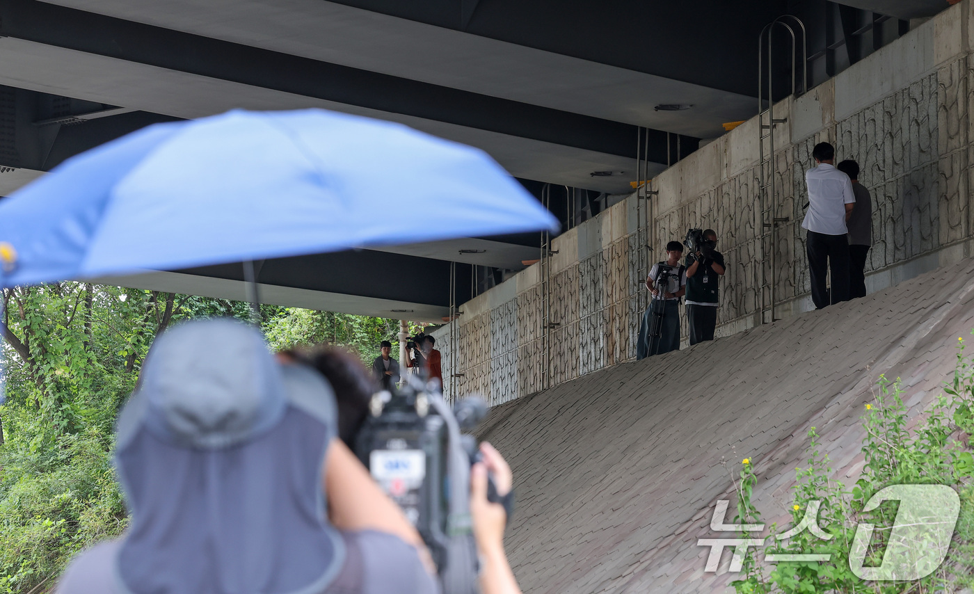 (시흥=뉴스1) 김성진 기자 = 이태원 참사 현장 지원 이후 우울증을 앓던 30대 소방대원이 실종된 지 10일 만에 숨진 채 발견됐다.20일 경찰에 따르면 이날 오후 12시30분쯤 …