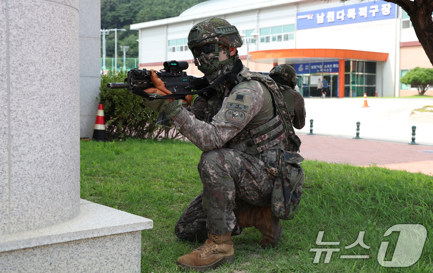 (남원=뉴스1) 유경석 기자 = 20일 전북 남원시 남원스포츠타운 일원에서 열린 2025년 을지연습 실제훈련 '남원종합스포츠타운 테러 대응 훈련'에서 35사단 기동대대 장병들이 패 …