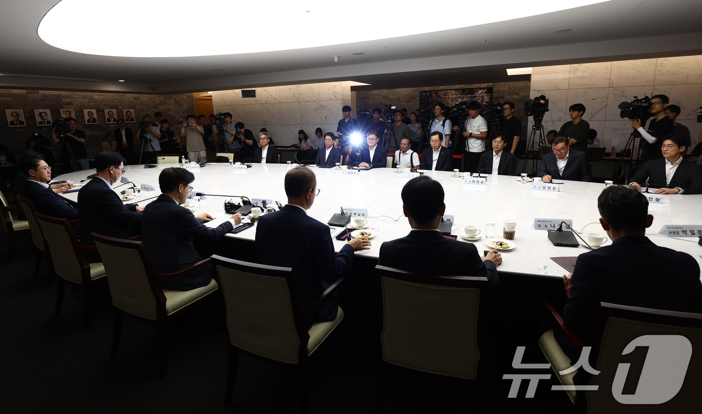 (서울=뉴스1) 김민지 기자 = 석유화학업계 대표들이 20일 오후 서울 중구 대한상공회의소에서 열린 산업통상자원부·석유화학업계 사업재편 자율협약식에서 김정관 장관의 발언을 경청하고 …