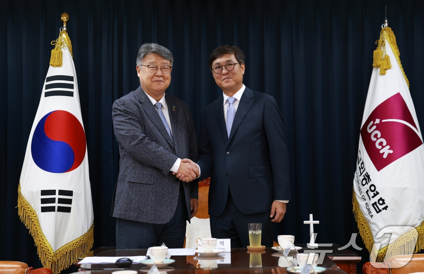 (서울=뉴스1) = 최휘영 문화체육관광부 장관이 20일 서울 종로구 한국기독교회관에서 김종혁 한국교회총연합 대표회장과 기념 촬영을 하고 있다. (문화체육관광부 제공. 재판매 및 D …