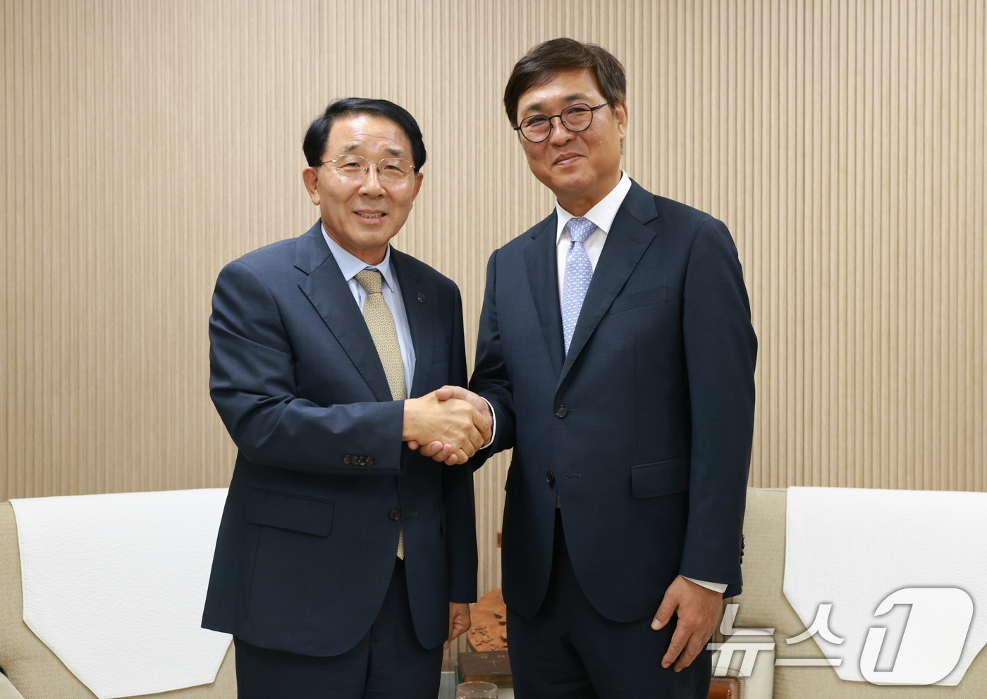 (서울=뉴스1) = 최휘영 문화체육관광부 장관이 20일 서울 종로구 한국기독교회관에서 김종생 한국기독교교회협의회(NCCK) 총무와 기념 촬영을 하고 있다.  (문화체육관광부 제공. …