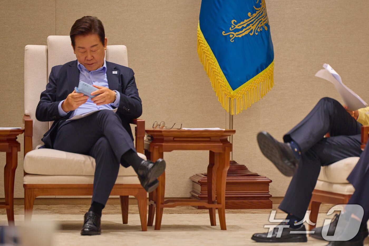 본문 이미지 - 이재명 대통령이 지난 19일 서울 용산 대통령실 청사에서 참모진과 티타임을 갖고 있다. &#40;이재명 대통령 SNS. 재판매 및 DB 금지&#41; 2025.8.20/뉴스1 ⓒ News1 허경 기자