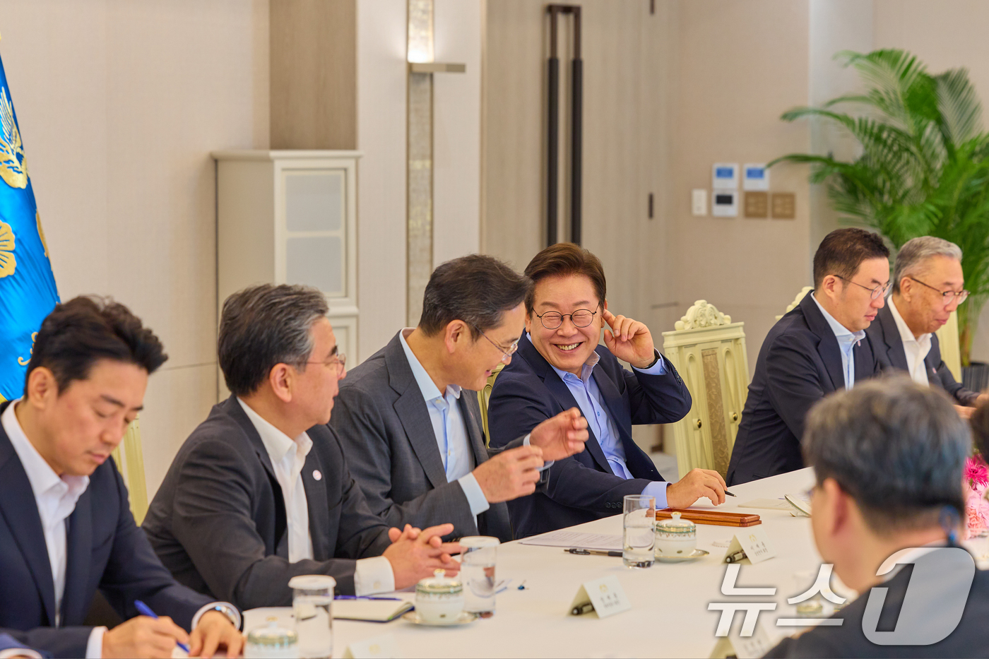 (서울=뉴스1) 허경 기자 = 이재명 대통령이 지난 19일 서울 용산 대통령실 청사에서 열린 미일 순방 동행 경제단체 및 기업인 간담회에서 이재용 삼성전자 회장을 비롯한 참석자들과 …