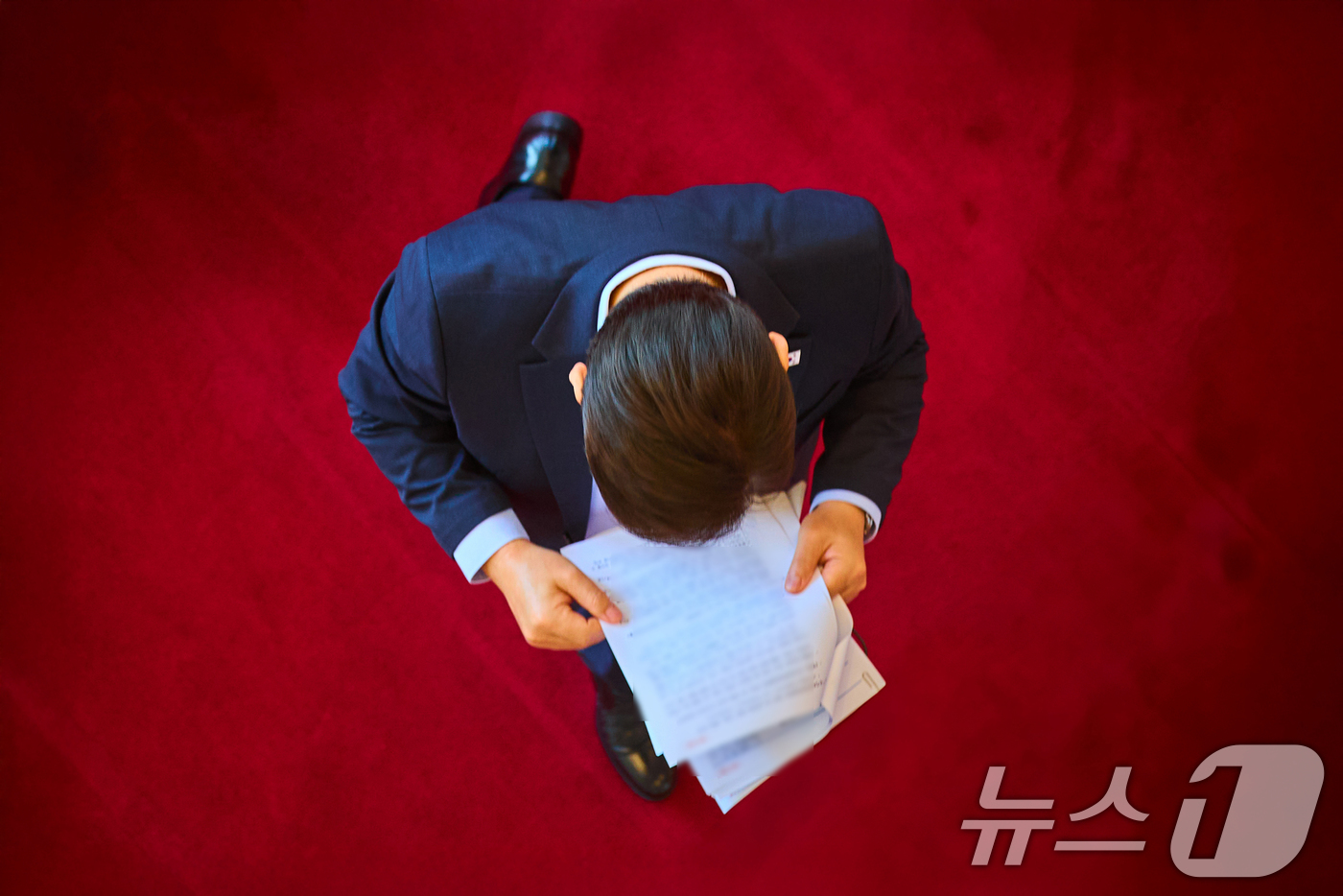 (서울=뉴스1) 허경 기자 = 이재명 대통령이 지난 19일 서울 용산 대통령실 청사로 출근하며 서류를 보고 있다. (이재명 대통령 SNS. 재판매 및 DB 금지) 2025.8.20 …