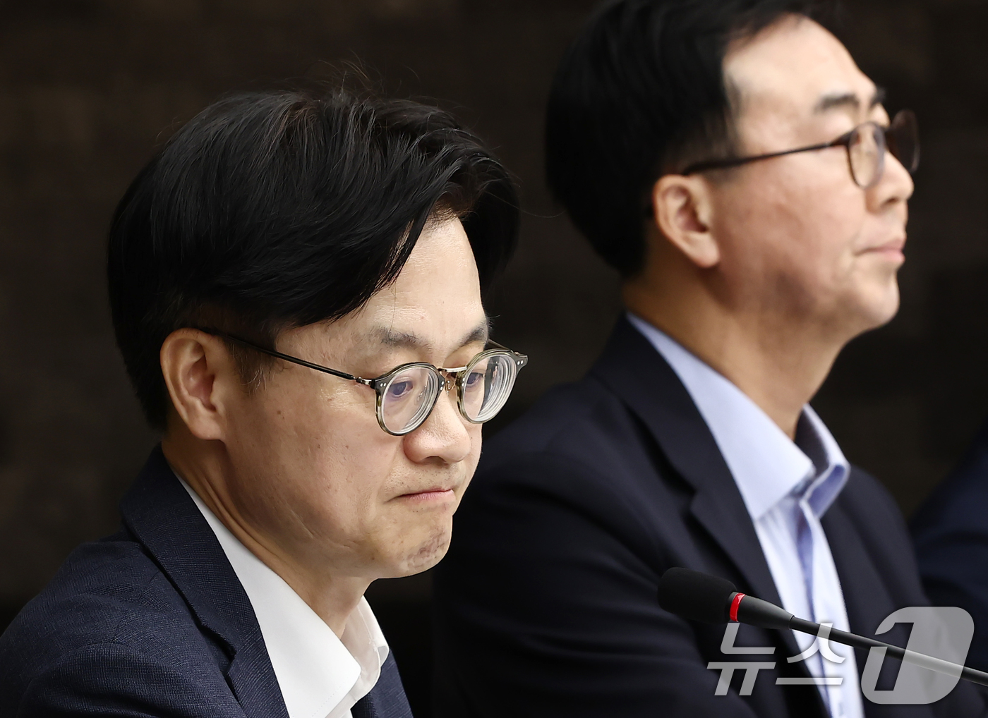 (서울=뉴스1) 김민지 기자 = 김정관 산업통상자원부 장관이 20일 오후 서울 중구 대한상공회의소에서 열린 석유화학업계 사업재편 자율협약식에서 모두 발언을 마치고 자리하고 있다. …