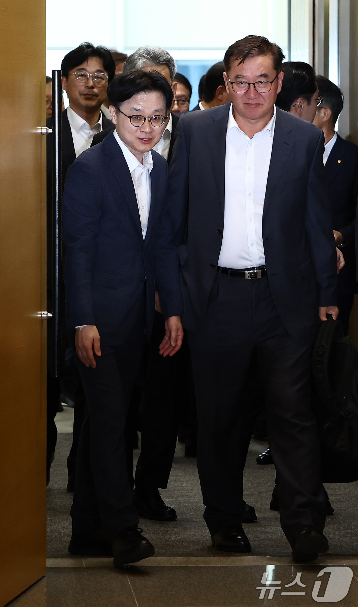 (서울=뉴스1) 김민지 기자 = 김정관 산업통상자원부 장관이 20일 오후 서울 중구 대한상공회의소에서 열린 석유화학업계 사업재편 자율협약식에서 석유화학업계 대표들과 입장하고 있다. …