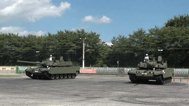 본문 이미지 - 폴란드로 수출을 앞둔 현대로템의 K2 전차가 상하좌우로 자세를 제어하는 시범을 보이고 있다.(현대로템 제공)