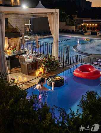 본문 이미지 - 호텔에서 야외 수영장에서 즐기는 호캉스&#40;반얀트리 서울 제공&#41;