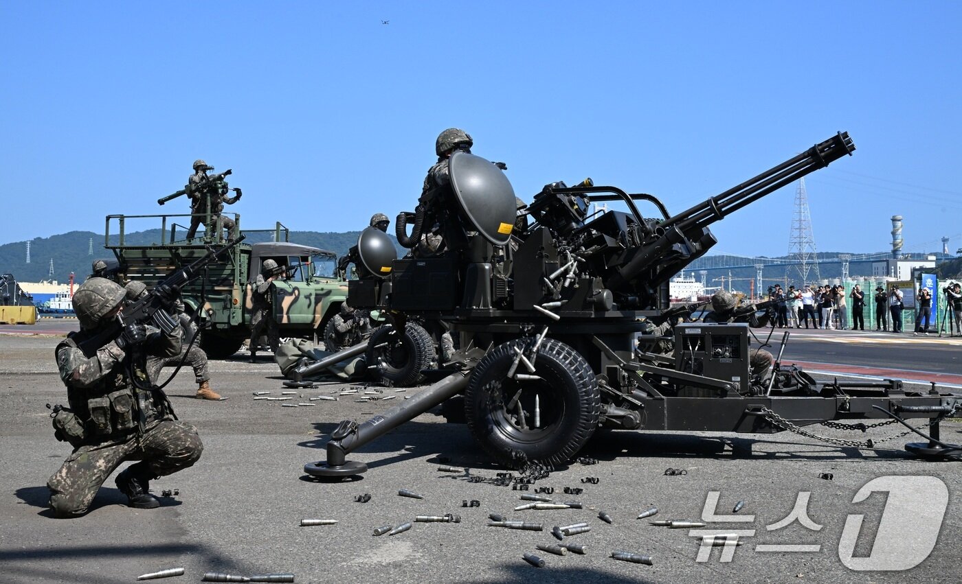 본문 이미지 -  53사단 장병들이 20mm 발칸포를 활용해 군집드론 공격에 대응하고 있다. (육군 제공. 재판매 및 DB 금지) 2025.8.20/뉴스1