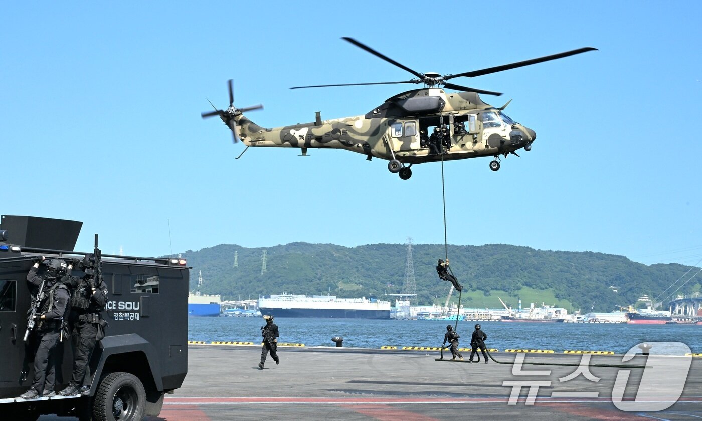 본문 이미지 - 53사단 군사경찰 대테러특임대와 울산경찰특공대가 적 특수작전부대를 제압하기 위해 헬기 레펠 및 작전차량으로 기동하고 있다. (육군 제공. 재판매 및 DB 금지) 2025.8.20/뉴스1