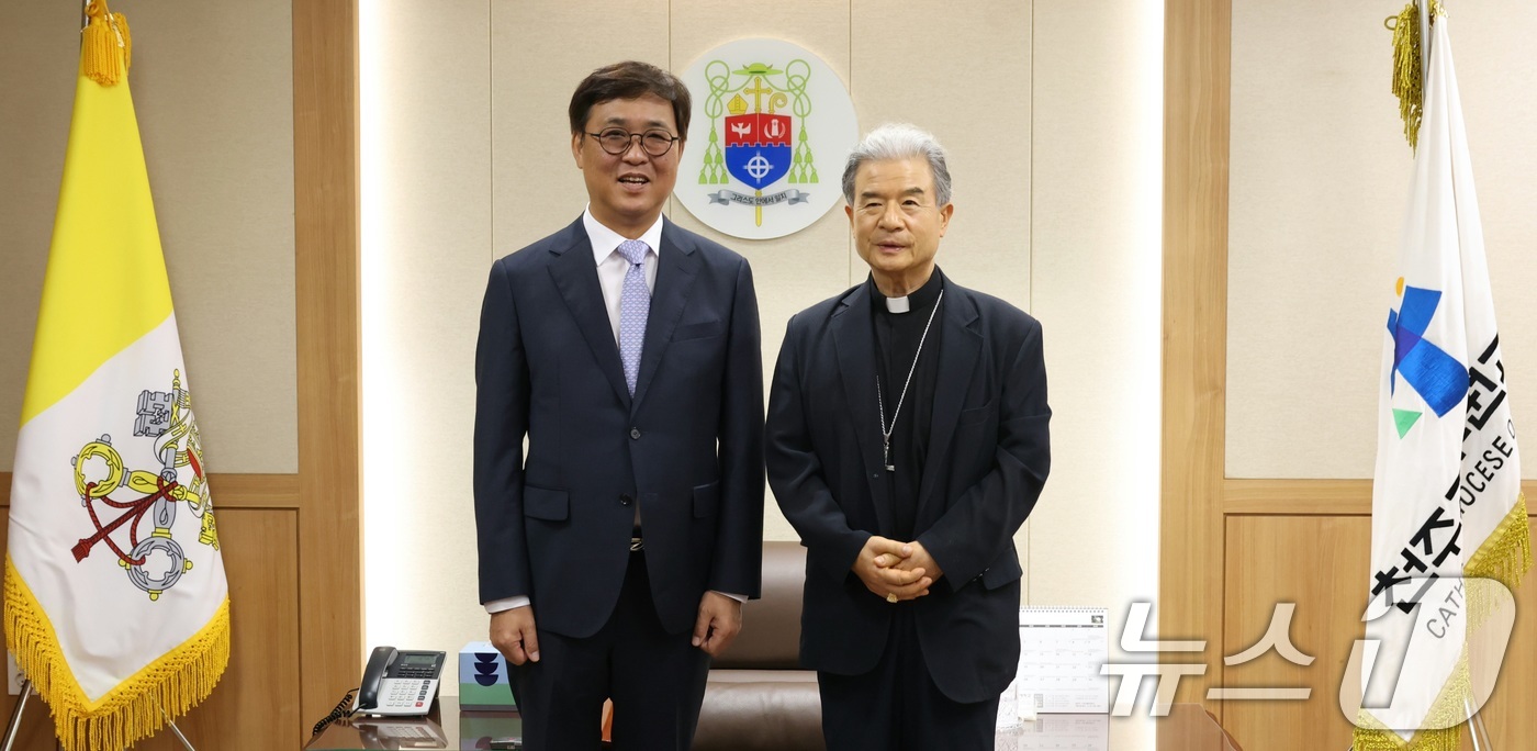 (서울=뉴스1) = 최휘영 문화체육관광부 장관이 20일 경기 수원시 천주교수원교구청에서 이용훈 한국천주교주교회의 의장주교와 기념 촬영을 하고 있다. (문화체육관광부 제공. 재판매 …