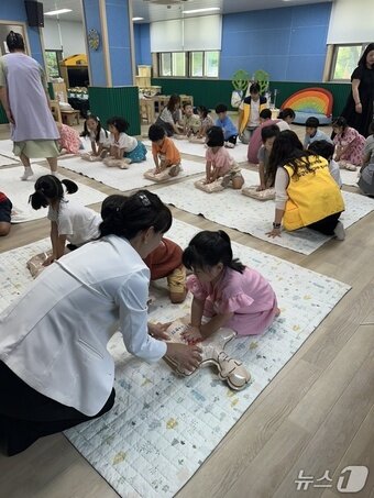 본문 이미지 - 한림성심대학교 BLS교육센터는 20일 강원도청 어린이집 원아를 대상으로 ‘심폐소생술 교육’을 실시했다.(한림성심대학교 BLS교육센터 제공. 재판매 및 DB금지)/뉴스1