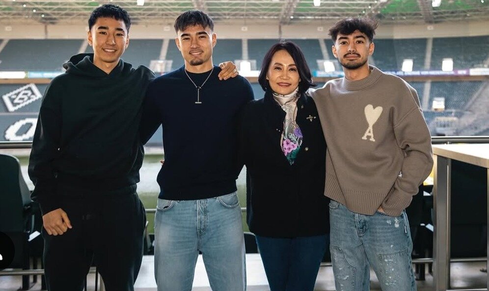 본문 이미지 - 카스트로프&#40;왼쪽에서 두 번째&#41;와 그의 어머니&#40;왼쪽에서 세 번째&#41;&#40;카스트로프 SNS 캡처&#41; 