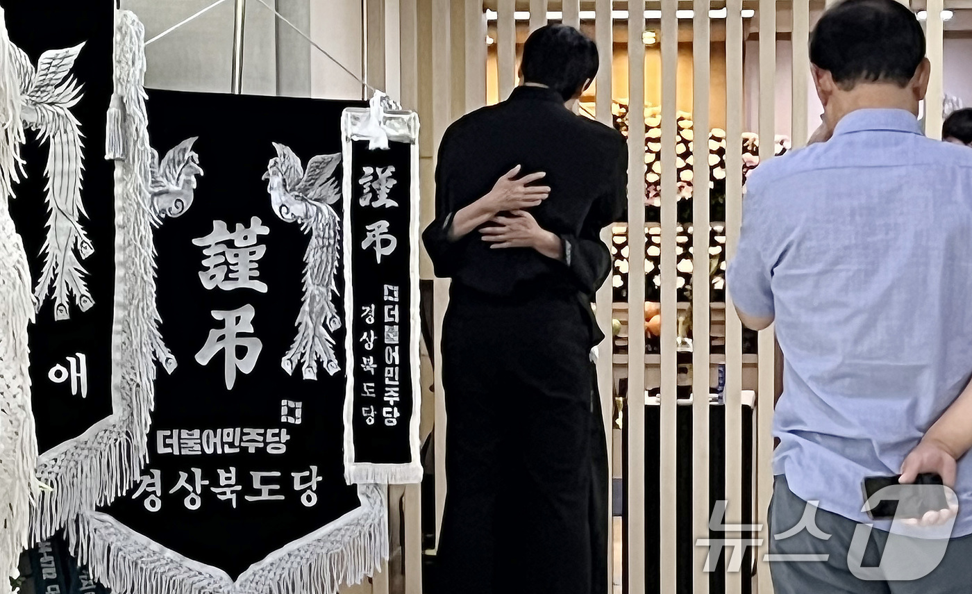 (청도=뉴스1) 공정식 기자 = 20일 오후 경북 청도군 화양읍 청도대남병원장례식장에 마련된 경부선 무궁화호 열차 사고 희생자 A(30) 씨 빈소에서 어머니가 아들의 친구를 부둥켜 …