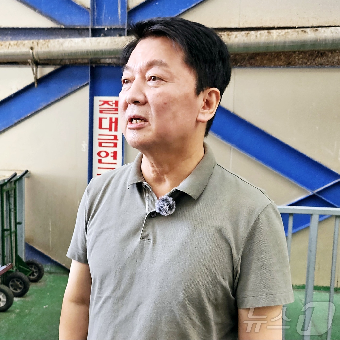 (대구=뉴스1) 남승렬 기자 = 국민의힘 8·22 전당대회 당 대표에 출마한 안철수 의원(경기 성남시 분당구갑)이 20일 오후 대구 서문시장에서 취재진 질문에 답변하고 있다. 20 …