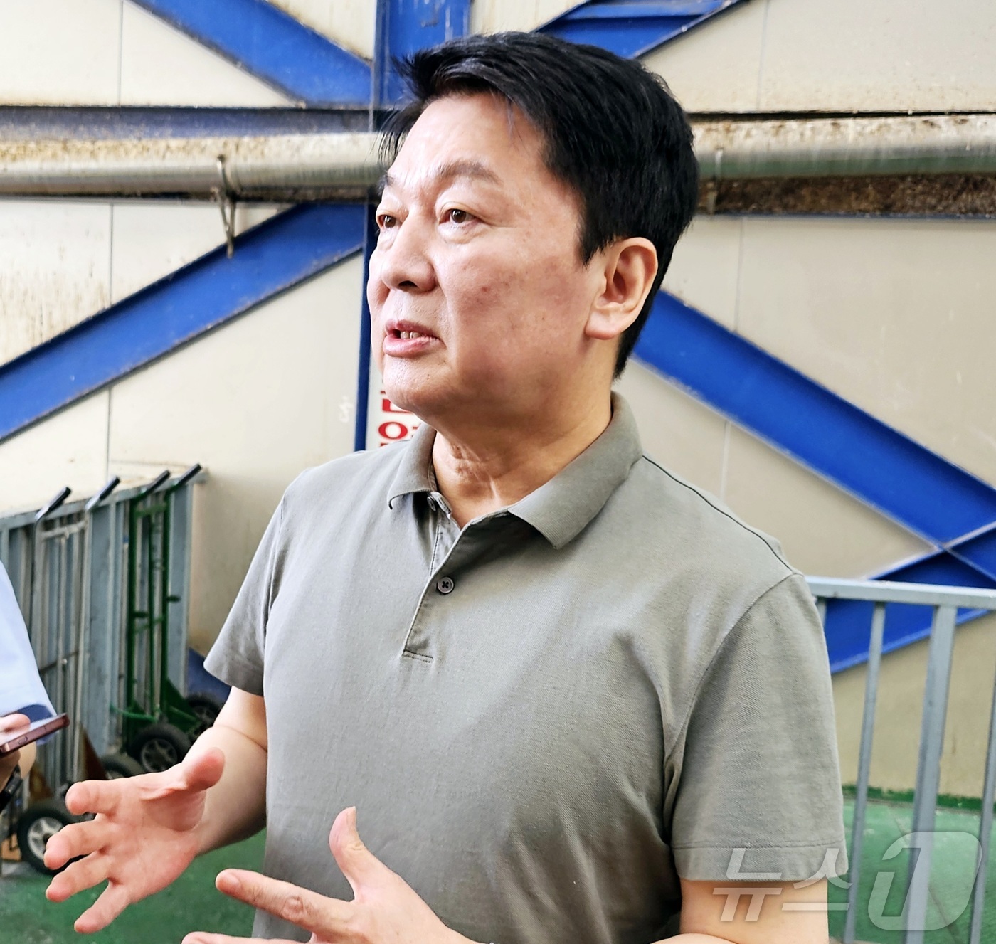 (대구=뉴스1) 남승렬 기자 = 국민의힘 8·22 전당대회 당 대표에 출마한 안철수 의원(경기 성남시 분당구갑)이 20일 오후 대구 서문시장에서 취재진 질문에 답변하고 있다. 20 …