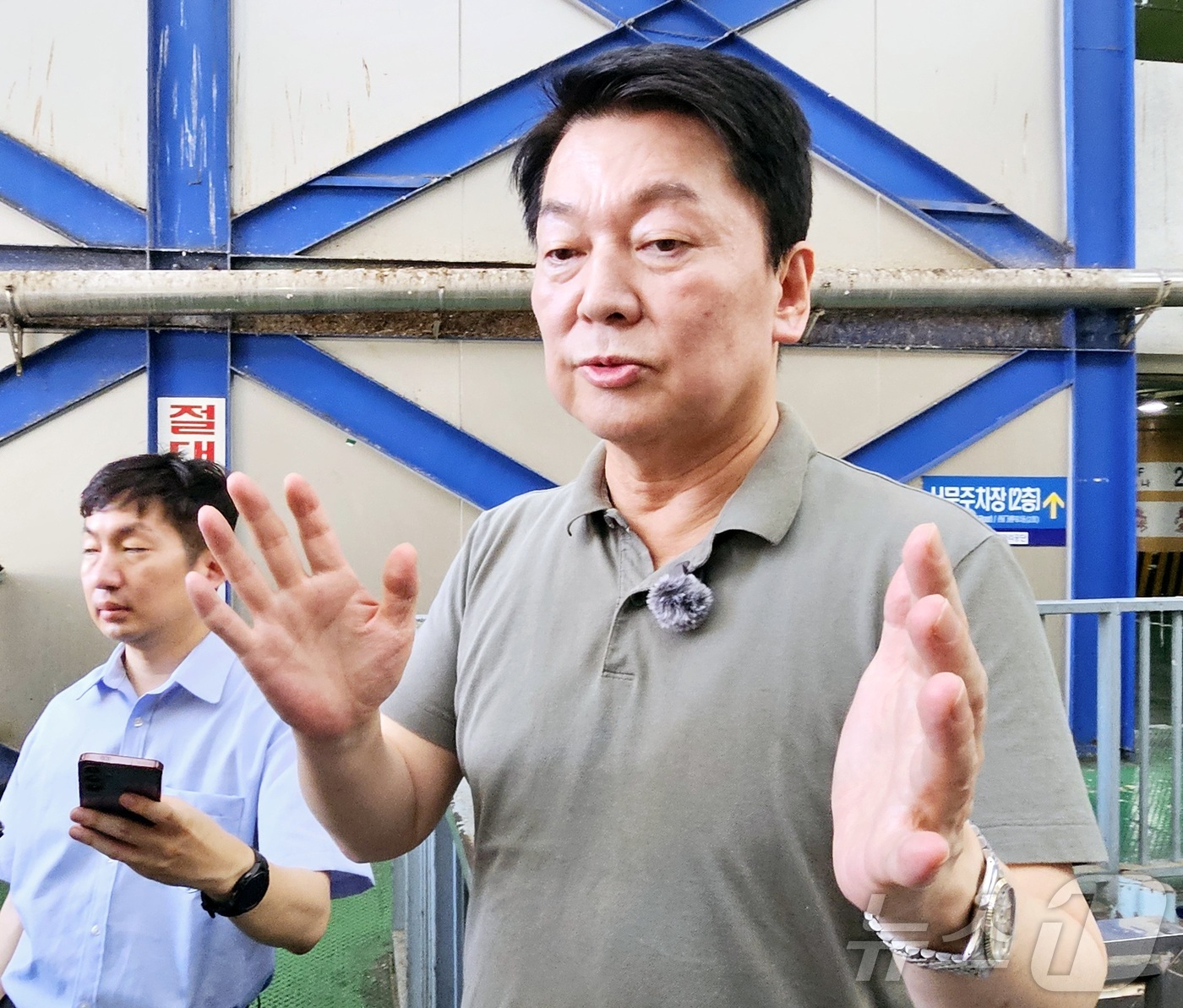 (대구=뉴스1) 남승렬 기자 = 국민의힘 8·22 전당대회 당 대표에 출마한 안철수 의원(경기 성남시 분당구갑)이 20일 오후 대구 서문시장에서 취재진 질문에 답변하고 있다. 20 …