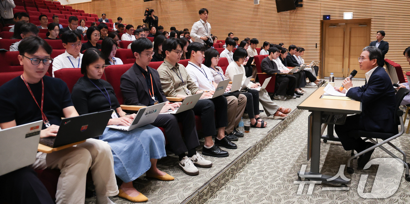 (서울=뉴스1) 허경 기자 = 김용범 정책실장이 20일 서울 용산 대통령실 청사에서 열린 기자간담회에서 발언하고 있다. 2025.8.20/뉴스1