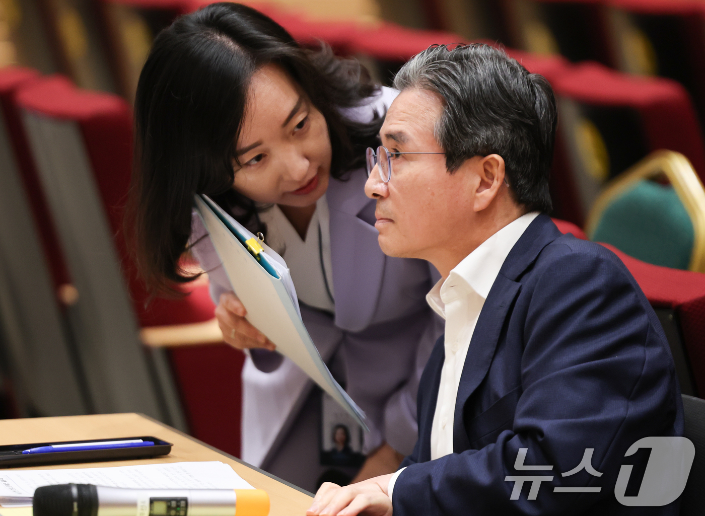 (서울=뉴스1) 허경 기자 = 김용범 정책실장과 전은수 부대변인이 20일 서울 용산 대통령실 청사에서 열린 기자간담회에 앞서 대화하고 있다. 2025.8.20/뉴스1