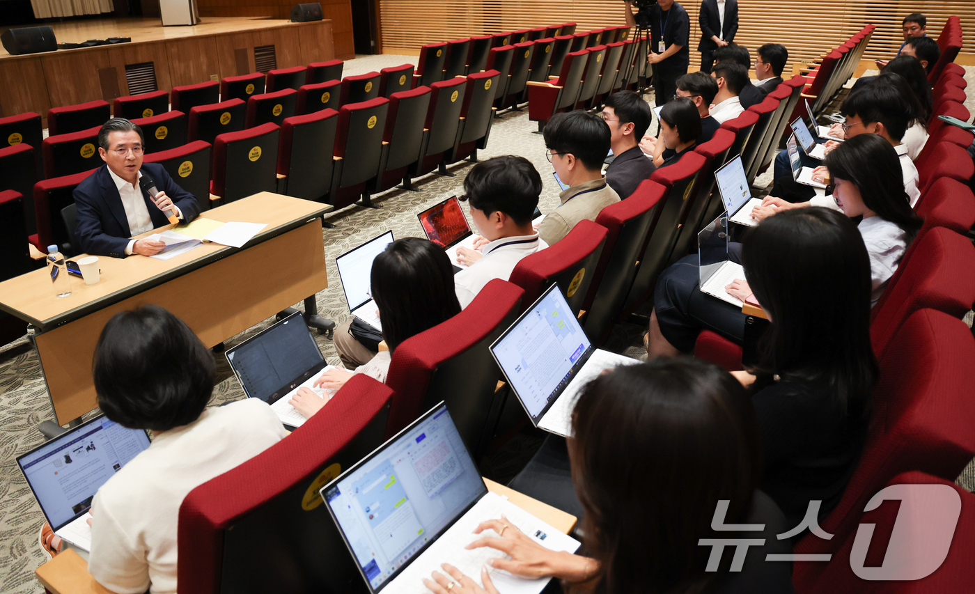 (서울=뉴스1) 허경 기자 = 김용범 정책실장이 20일 서울 용산 대통령실 청사에서 열린 기자간담회에서 발언하고 있다. 2025.8.20/뉴스1