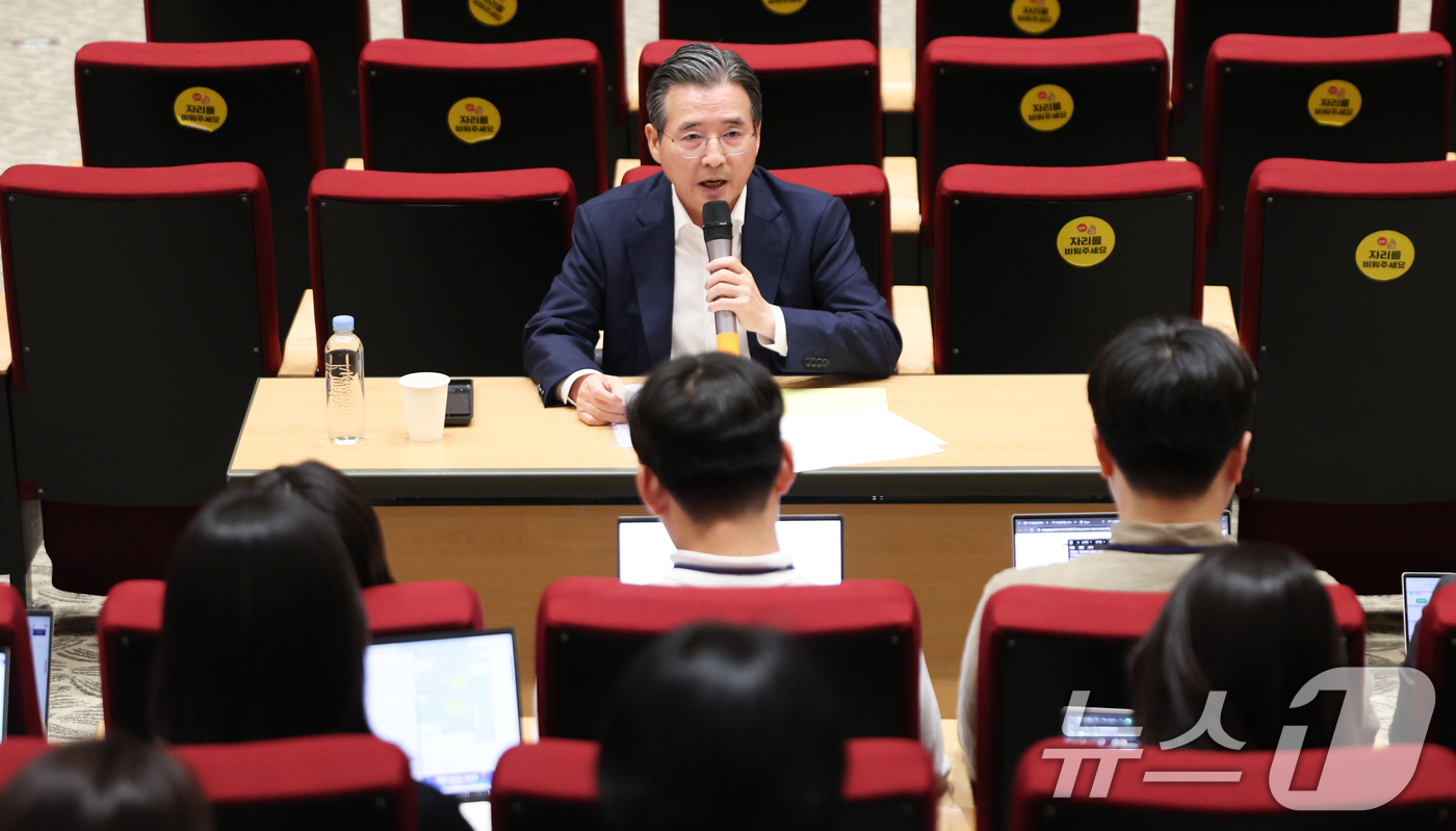 (서울=뉴스1) 허경 기자 = 김용범 정책실장이 20일 서울 용산 대통령실 청사에서 열린 기자간담회에서 발언하고 있다. 2025.8.20/뉴스1