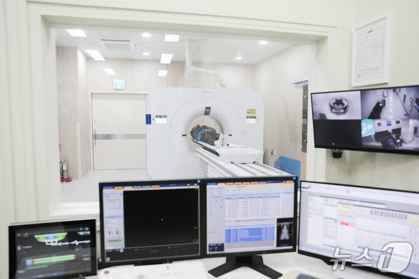 본문 이미지 - 한림대동탄성심병원 저선량 흉부 CT 검사 모습&#40;한림대동탄성심병원 제공&#41;