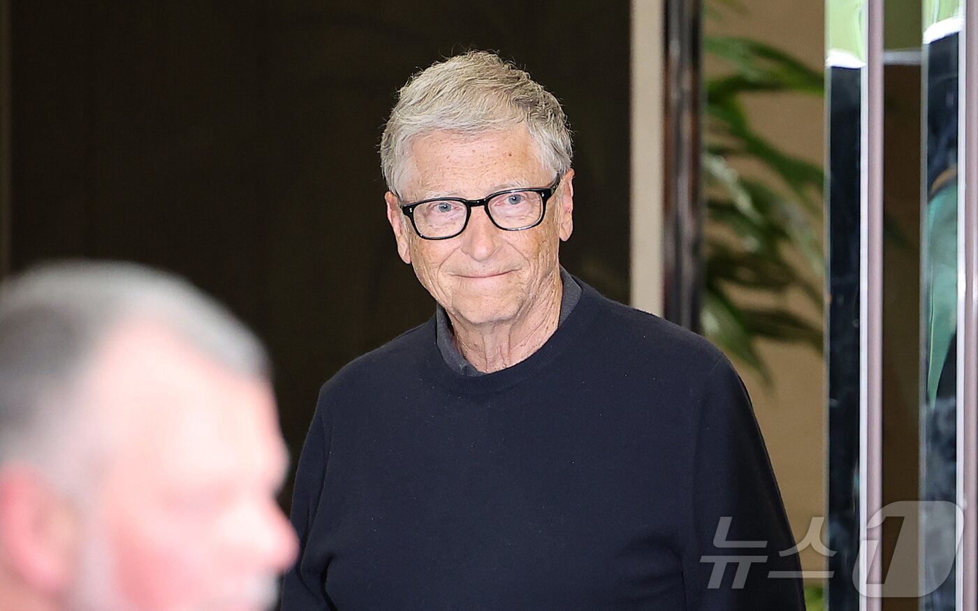 본문 이미지 - 마이크로소프트&#40;MS&#41;의 공동창업자이자 `빌 앤드 멀린다 게이츠 재단` 이사장인 빌 게이츠가 20일 오후 서울 강서구 서울김포비즈니스항공센터를 통해 입국하고 있다. 2025.8.20/뉴스1 ⓒ News1 김진환 기자