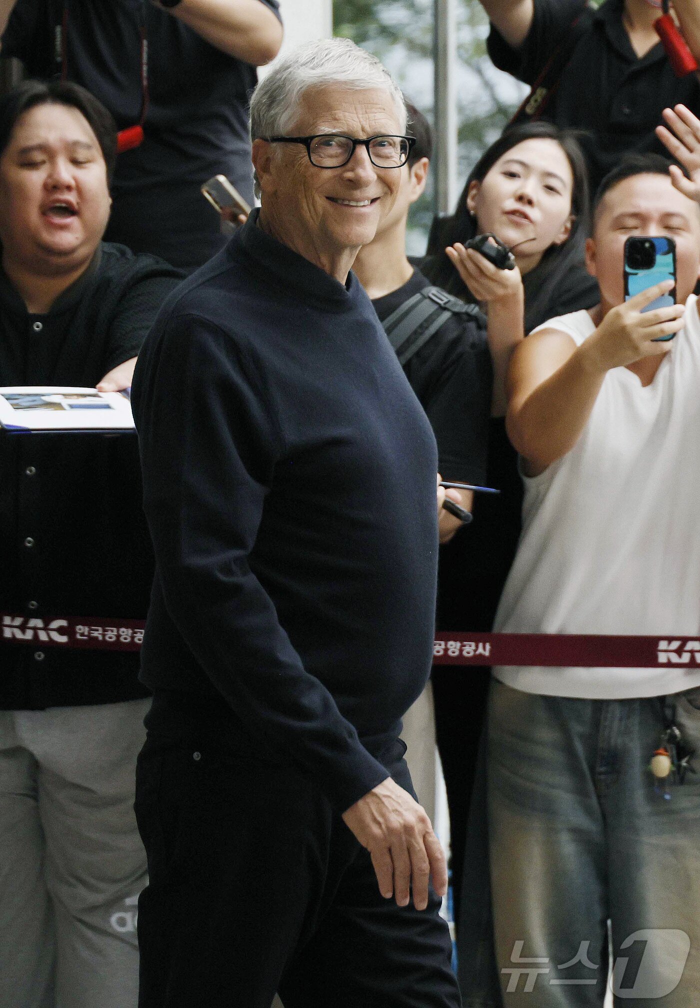 본문 이미지 - 마이크로소프트&#40;MS&#41;의 공동창업자이자 `빌 앤드 멀린다 게이츠 재단` 이사장인 빌 게이츠가 20일 오후 서울 강서구 서울김포비즈니스항공센터를 통해 입국하고 있다. &#40;공동취재&#41; 2025.8.20/뉴스1 ⓒ News1 김진환 기자