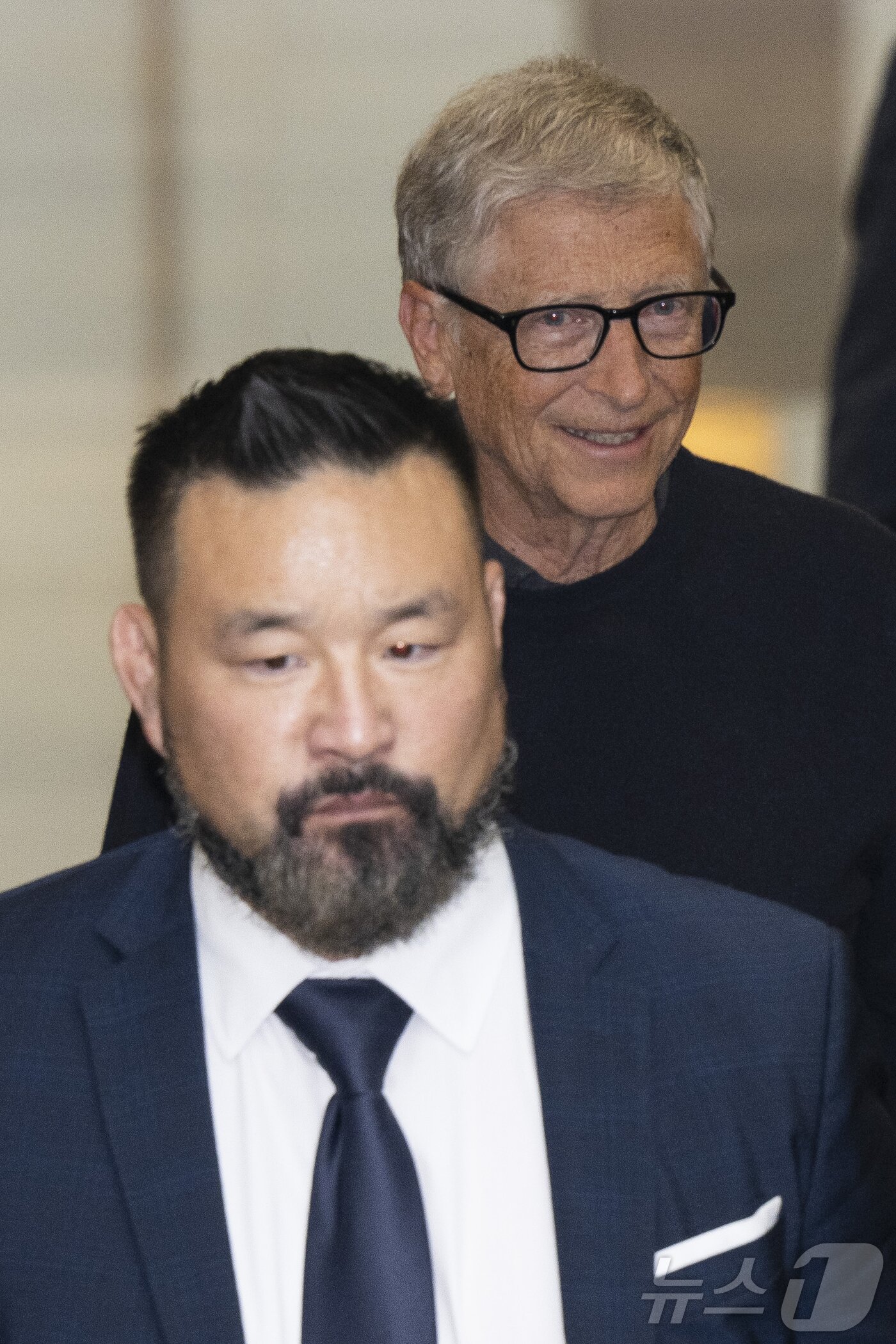 본문 이미지 - 마이크로소프트&#40;MS&#41;의 공동창업자이자 `빌 앤드 멀린다 게이츠 재단` 이사장인 빌 게이츠가 20일 오후 서울 강서구 서울김포비즈니스항공센터를 통해 입국하고 있다. &#40;공동취재&#41; 2025.8.20/뉴스1 ⓒ News1 김진환 기자