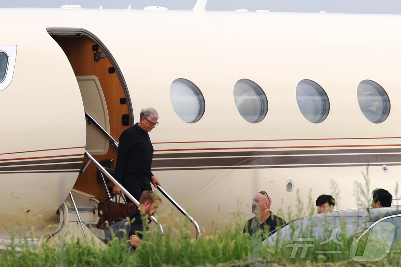 본문 이미지 - 마이크로소프트&#40;MS&#41;의 공동창업자이자 `빌 앤드 멀린다 게이츠 재단` 이사장인 빌 게이츠가 20일 오후 서울 강서구 김포공항을 통해 입국하고 있다. &#40;공동취재&#41; 2025.8.20/뉴스1 ⓒ News1 김진환 기자