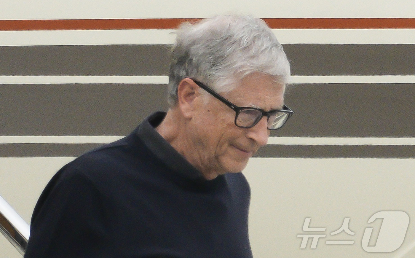 (서울=뉴스1) 김진환 기자 = 마이크로소프트(MS)의 공동창업자이자 `빌 앤드 멀린다 게이츠 재단` 이사장인 빌 게이츠가 20일 오후 서울 강서구 서울김포비즈니스항공센터를 통해 …