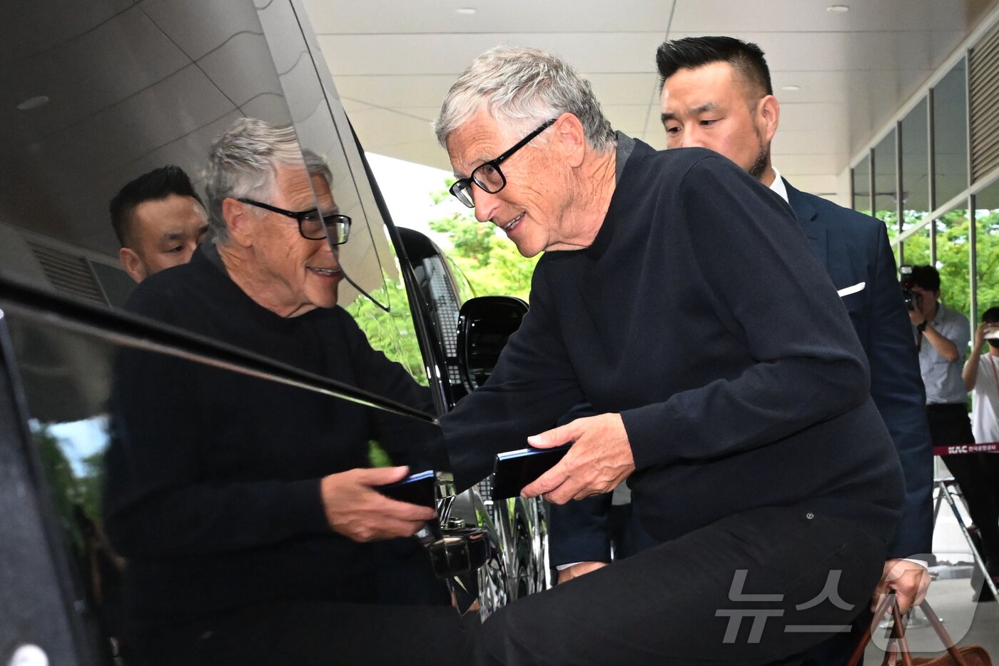 본문 이미지 - 마이크로소프트&#40;MS&#41;의 공동창업자이자 `빌 앤드 멀린다 게이츠 재단` 이사장인 빌 게이츠가 20일 오후 서울 강서구 서울김포비즈니스항공센터를 통해 입국하고 있다. &#40;공동취재&#41; 2025.8.20/뉴스1 ⓒ News1 김진환 기자