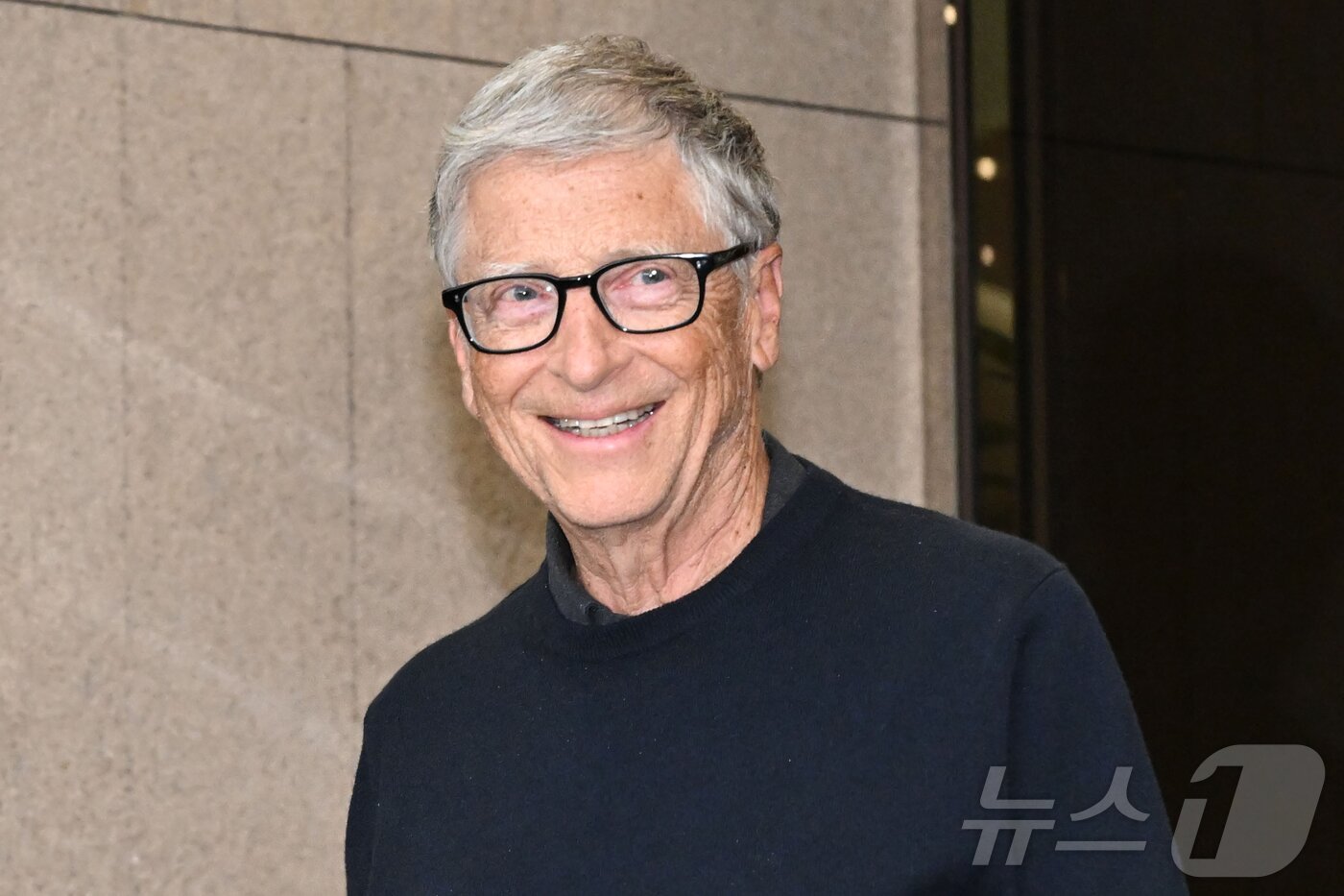 본문 이미지 - 마이크로소프트&#40;MS&#41;의 공동창업자이자 `빌 앤드 멀린다 게이츠 재단` 이사장인 빌 게이츠가 20일 오후 서울 강서구 서울김포비즈니스항공센터를 통해 입국하고 있다. &#40;공동취재&#41; 2025.8.20/뉴스1 ⓒ News1 김진환 기자