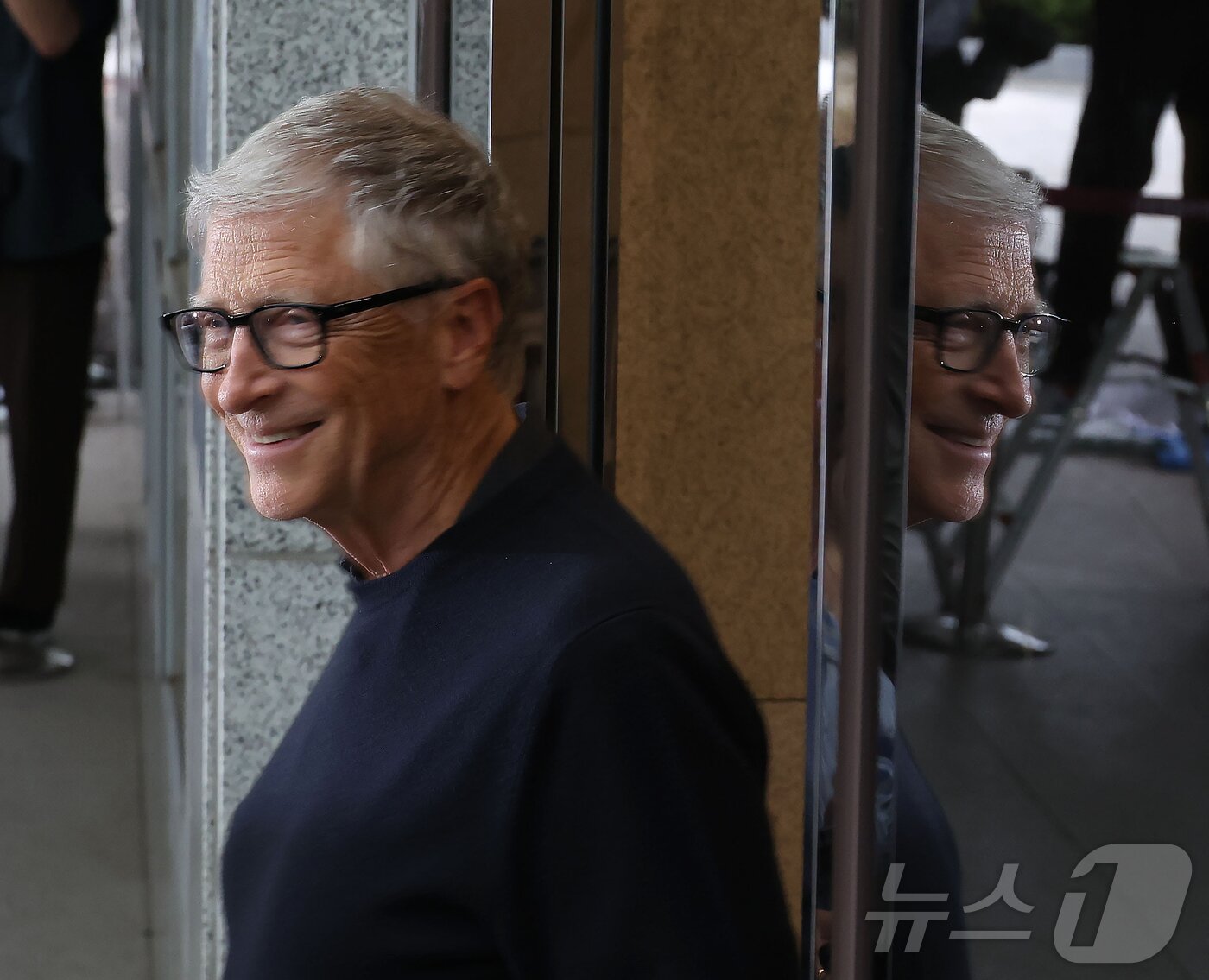 본문 이미지 - 마이크로소프트&#40;MS&#41;의 공동창업자이자 `빌 앤드 멀린다 게이츠 재단` 이사장인 빌 게이츠가 20일 오후 서울 강서구 서울김포비즈니스항공센터를 통해 입국하고 있다. &#40;공동취재&#41; 2025.8.20/뉴스1 ⓒ News1 김진환 기자