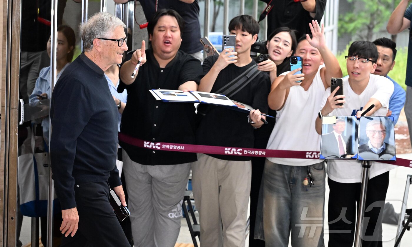 본문 이미지 - 마이크로소프트&#40;MS&#41;의 공동창업자이자 `빌 앤드 멀린다 게이츠 재단` 이사장인 빌 게이츠가 20일 오후 서울 강서구 서울김포비즈니스항공센터를 통해 입국하고 있다. &#40;공동취재&#41; 2025.8.20/뉴스1 ⓒ News1 김진환 기자