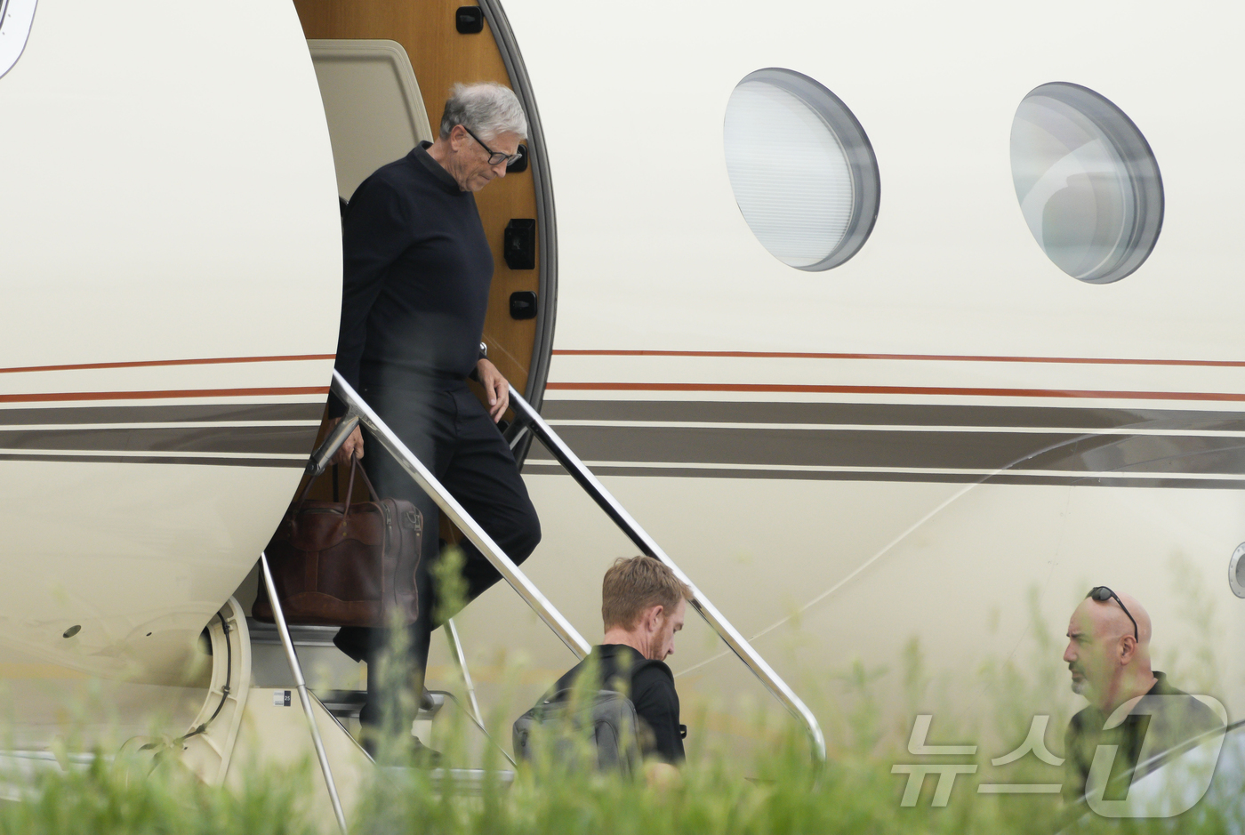 (서울=뉴스1) 김진환 기자 = 마이크로소프트(MS)의 공동창업자이자 `빌 앤드 멀린다 게이츠 재단` 이사장인 빌 게이츠가 20일 오후 서울 강서구 김포공항을 통해 입국하고 있다. …