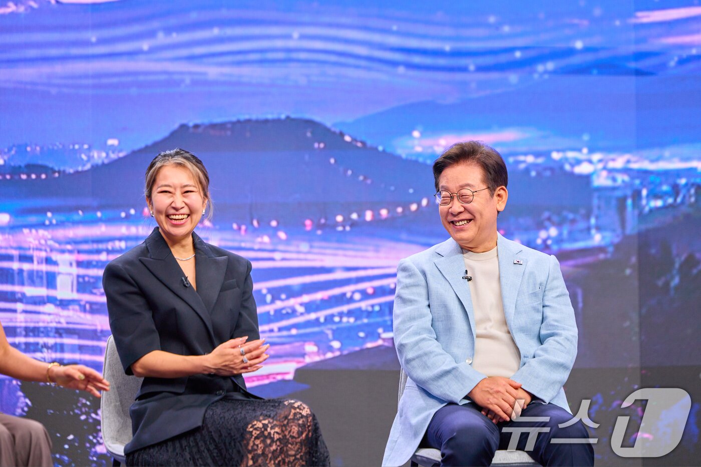 본문 이미지 - 이재명 대통령이 20일 서울 서초동 아리랑국제방송에서 녹화되는 특별 프로그램 '케이팝 더 넥스트 챕터(K-Pop:The Next Chapter)'에 출연해 넷플릭스 애니메이션 '케이팝 데몬 헌터스'(케데헌) 메기 강 감독과 K팝 산업의 미래에 관해 논의하고 있다. (대통령실 제공. 재판매 및 DB 금지) 2025.8.20/뉴스1 ⓒ News1 허경 기자