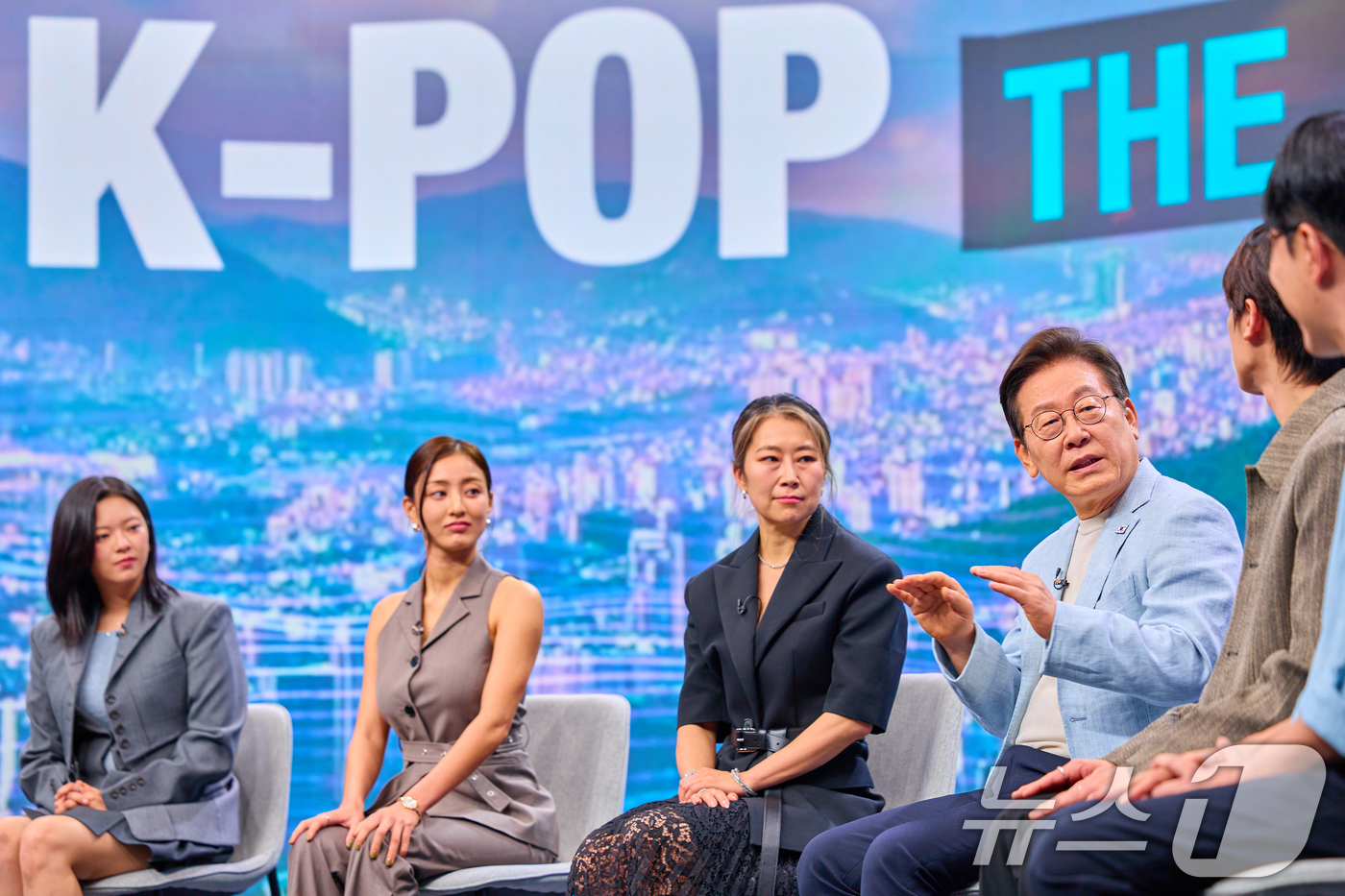 (서울=뉴스1) 허경 기자 = 이재명 대통령이 20일 서울 서초동 아리랑국제방송에서 녹화되는 특별 프로그램 '케이팝 더 넥스트 챕터(K-Pop:The Next Chapter)'에 …