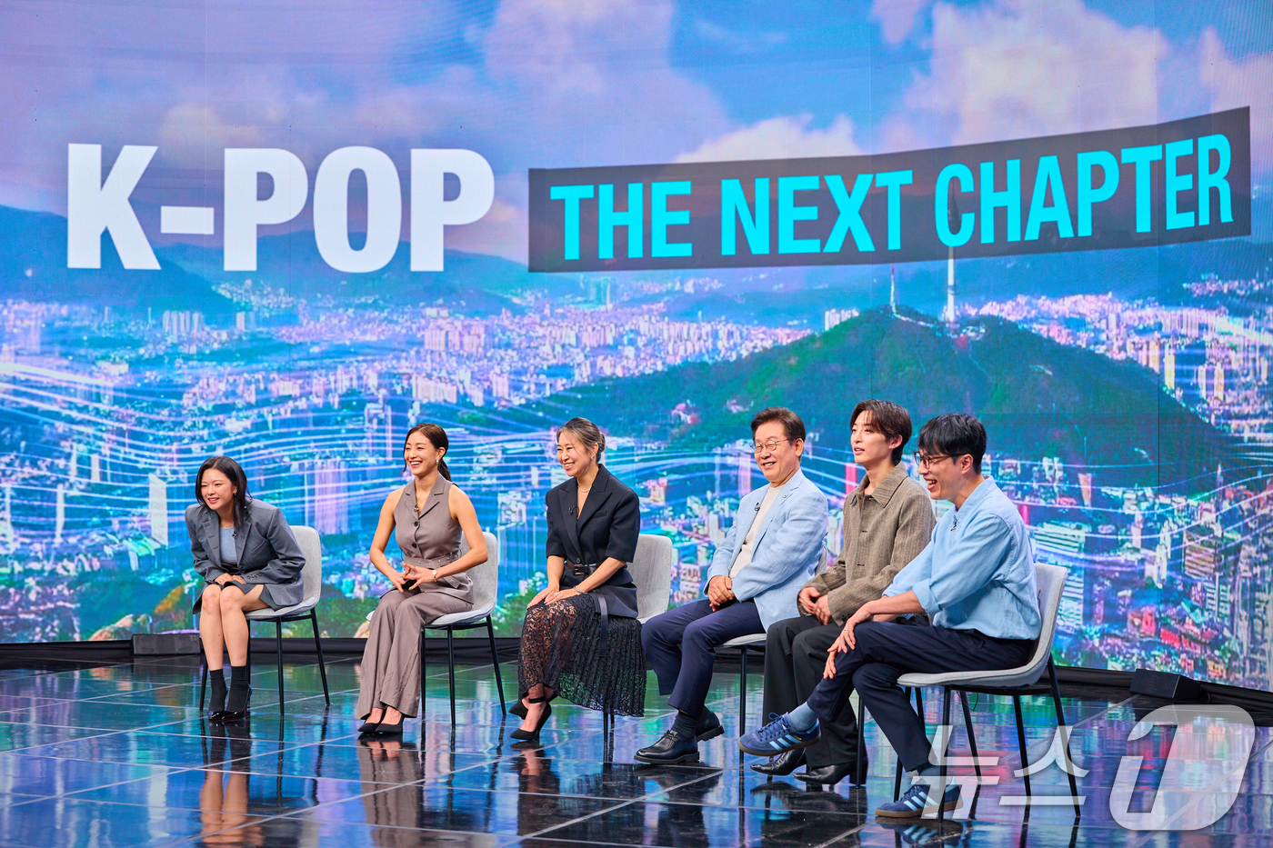 (서울=뉴스1) 허경 기자 = 이재명 대통령이 20일 서울 서초동 아리랑국제방송에서 녹화되는 특별 프로그램 '케이팝 더 넥스트 챕터(K-Pop:The Next Chapter)'에 …