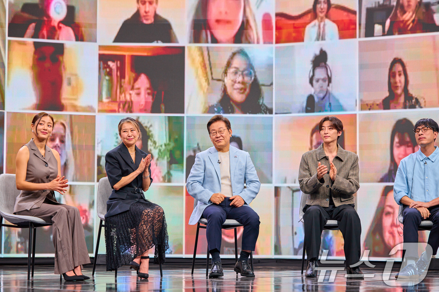 (서울=뉴스1) 허경 기자 = 이재명 대통령이 20일 서울 서초동 아리랑국제방송에서 녹화되는 특별 프로그램 '케이팝 더 넥스트 챕터(K-Pop:The Next Chapter)'에 …