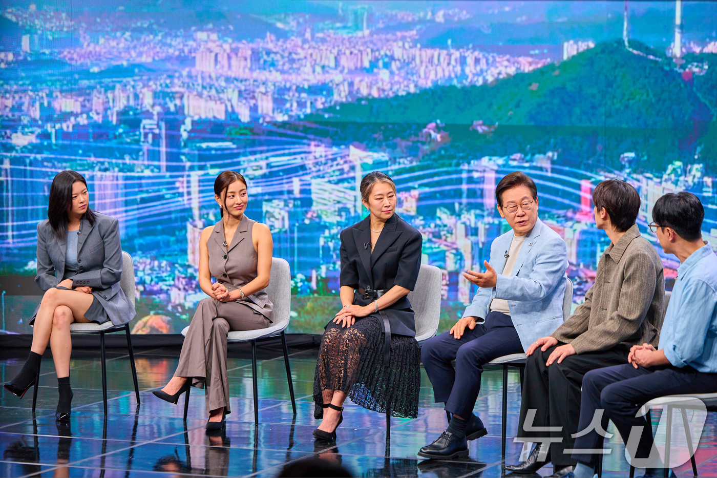 (서울=뉴스1) 허경 기자 = 이재명 대통령이 20일 서울 서초동 아리랑국제방송에서 녹화되는 특별 프로그램 '케이팝 더 넥스트 챕터(K-Pop:The Next Chapter)'에 …