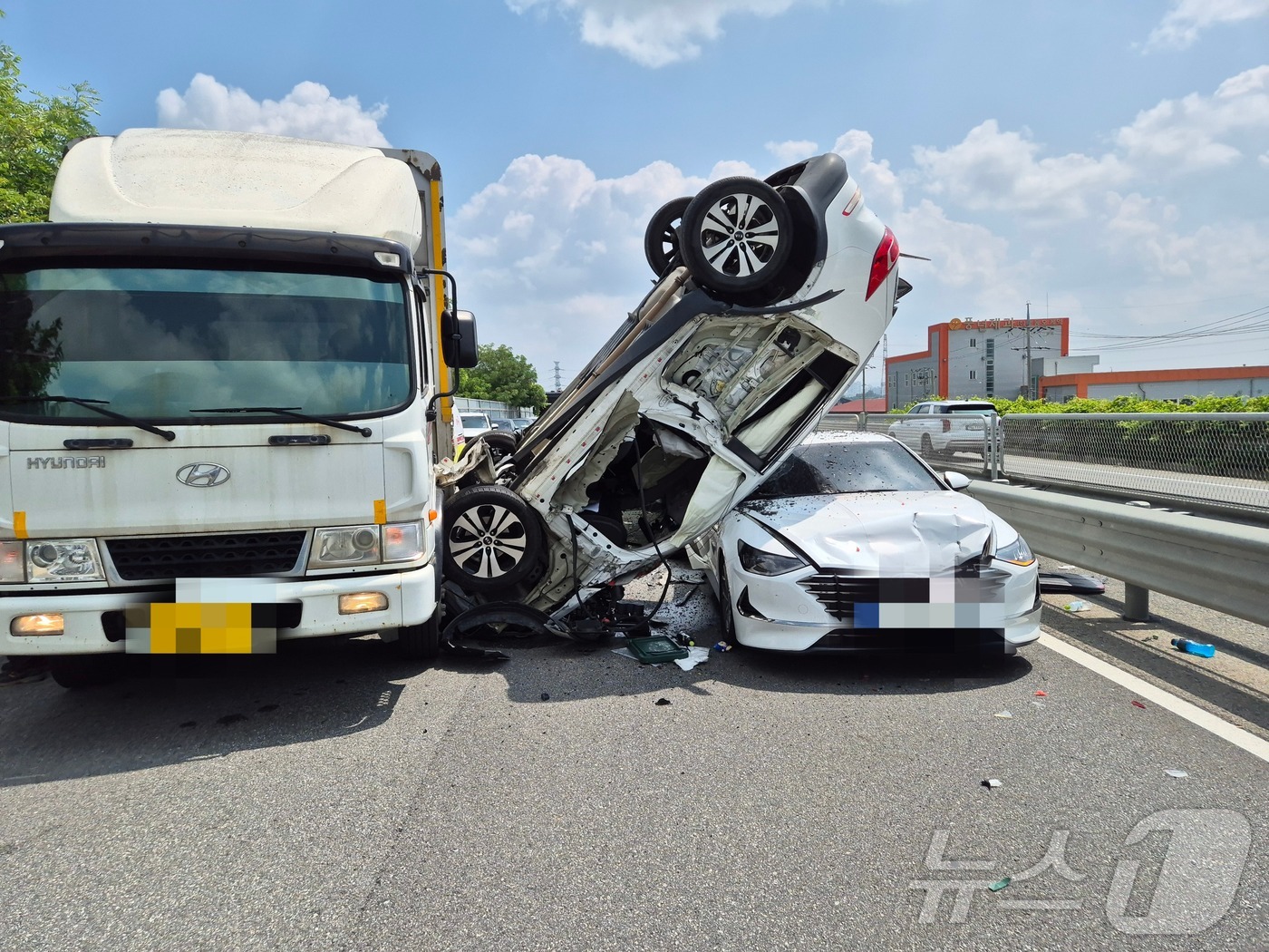 (전주=뉴스1) 장수인 기자 = 20일 오전 11시 25분께 전북 전주시 덕진구 화전동 도도교차로 인근에서 SUV 등 차량 4대가 연쇄 추돌했다.(전북 소방 제공. 재판매 및 DB …